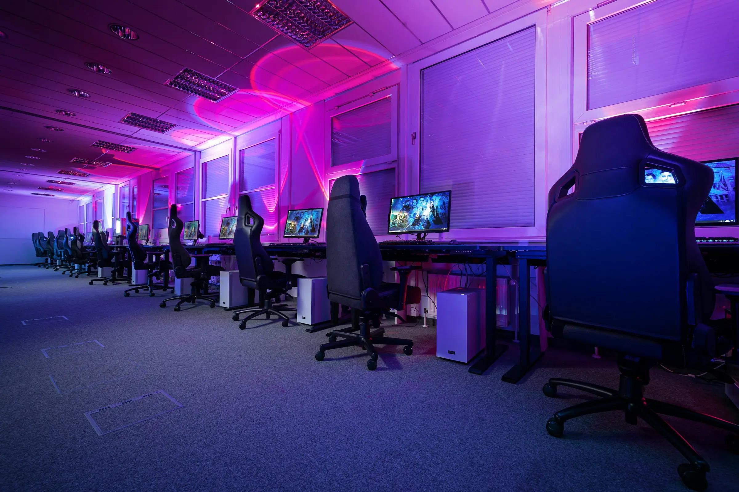 Banner image displaying a professional looking lan party setup, with a long line of gaming stations.