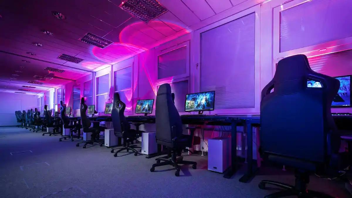 Banner image displaying a professional looking lan party setup, with a long line of gaming stations.